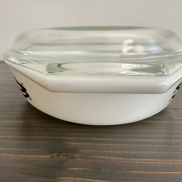 Vintage 1958 PYREX split dish 🖤🤍
Barbed wire 1.5 quart with lid - Picture 6 of 13